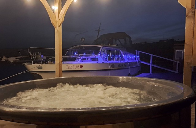 The Rose 37ft Lakeside Yacht inc Hot Tub