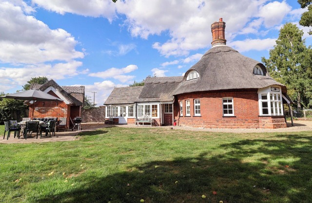 THE ROUND HOUSE, pet friendly, with open fire in Framlingham