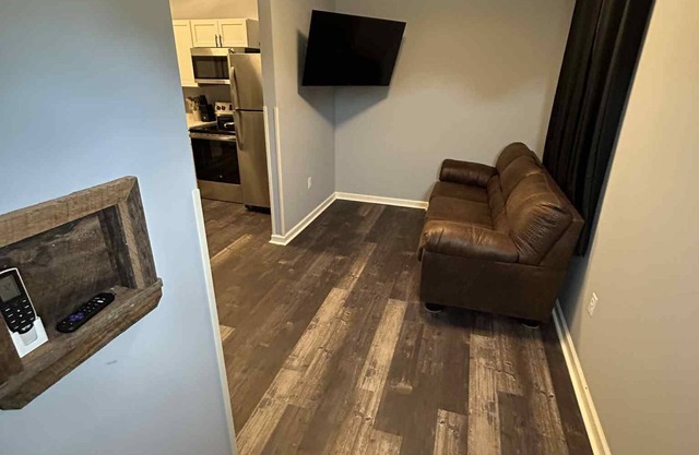 The Rustic Railroad Studio 5 Min to HWY 63 Kitchen + Washer/Dryer