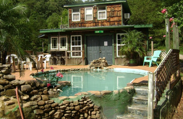 THE RUSTIC WATERING HOLE" 20 min to Chattanooga