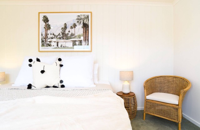 The Salt Shack, Mallacoota, Victoria, 4 spacious bedrooms, beautiful views!nn