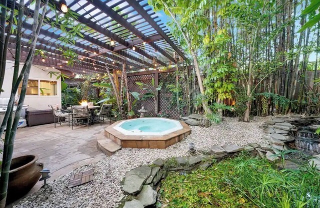 The Sanctuary: Stunning 4B Getaway+ Backyard Oasis