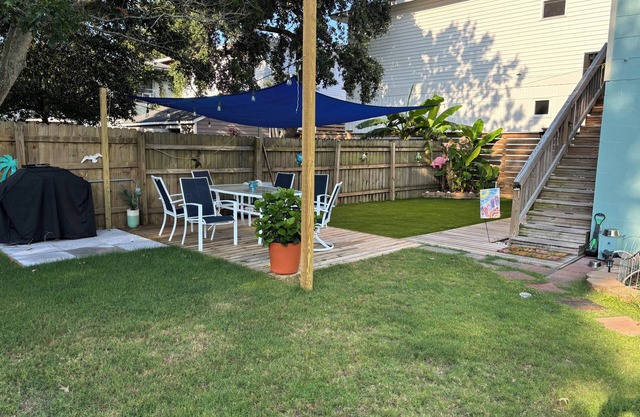 The Sand Bucket is within walking distance to the beach and boardwalk.