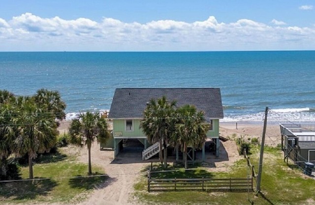 The Sandy Pineapple! Direct Edisto Beach oceanfront with 4 bedrooms and 2 baths