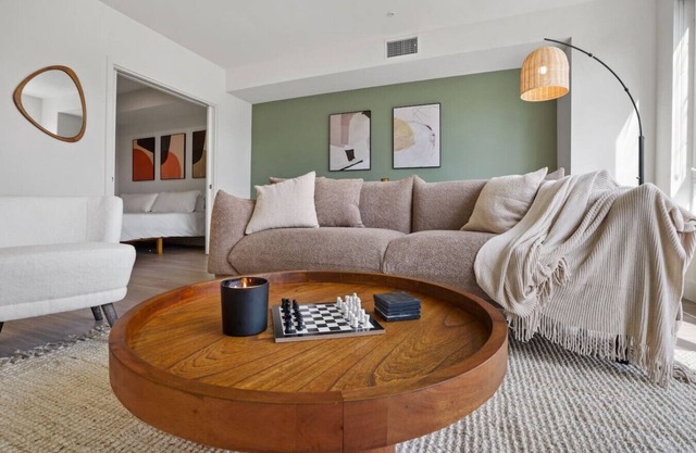 The Savanna - Luxury Condo w Rooftop Pool & Gym!