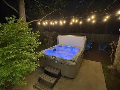 The Sawyer Hideaway - 3BR 2B with Hot Tub & Fire Pit - 5 mins to beach