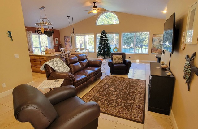 The Sea Esta, Cheerful 3 bedroom Beach House that sleeps up to 10 people EV