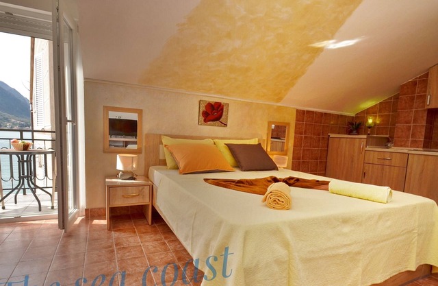 The SeaCoast,studio apartment with a large terrace and a direct view of the bay