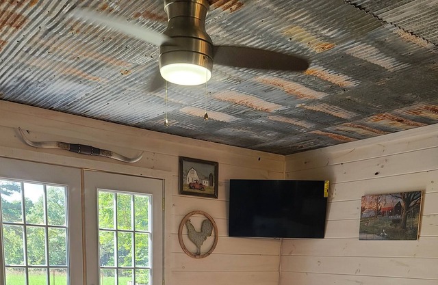 The Shed- A Farmhouse cottage close to all town has to offer