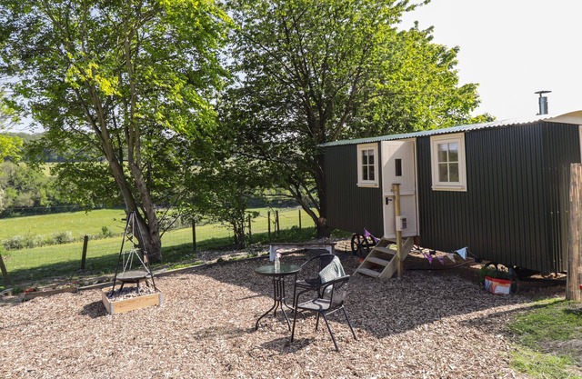 THE SHEPHERDS HUT AT MARLEY, pet friendly in Barham, Kent