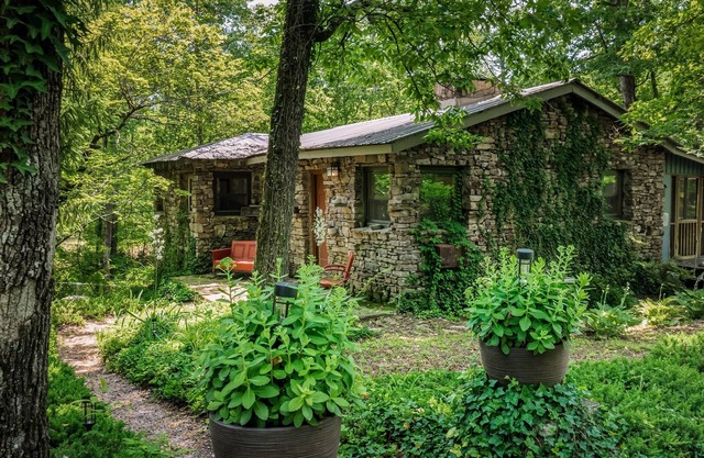 The Shire-riverside w/hot tub, fire pit, kayaks & fenced yard
