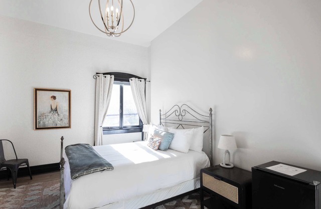 The Signature Queen with Mountain Views