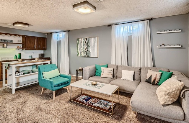 The Snug | Pool Table & Queen Bed | Great Location