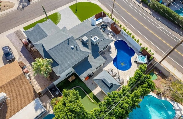 The Sol Villa | 8 Bedroom 4 Bathroom - 12+ Beds