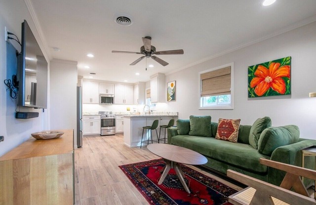 The Square Unit 4, Cozy 1 BR by VelvetDitchVillas