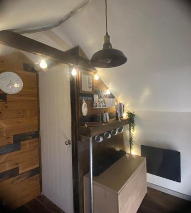 The Stable Annexe with hot tub & horses