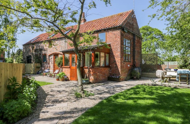 THE STABLES, pet friendly, character holiday cottage in Roos