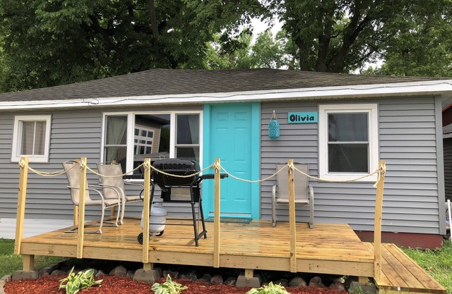 The Stella Cottage Sleeps 7 located 5 min walk from Arnolds Park.