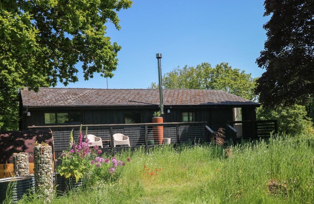 THE STUDIO, pet friendly, character holiday cottage in Cilgerran