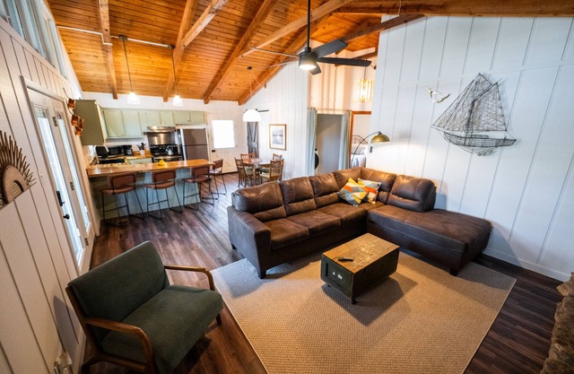 “The Sugarloaf Mountain Cabin” A Charming Lakefront Escape!