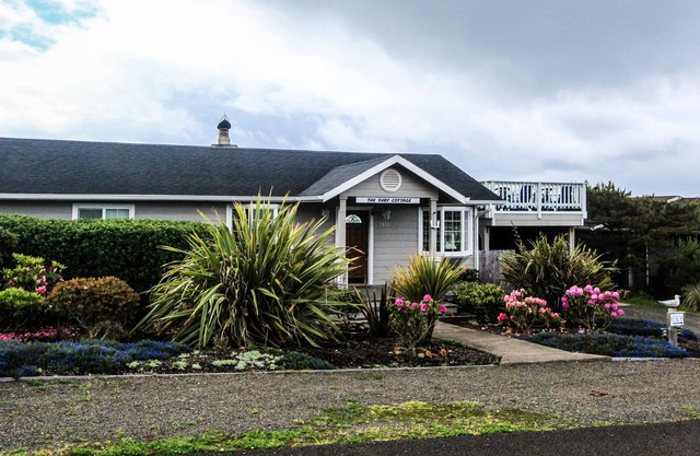 The Surf Cottage: Private Hot Tub & Deck w/ Ocean Views - 2 Blocks to Beach!