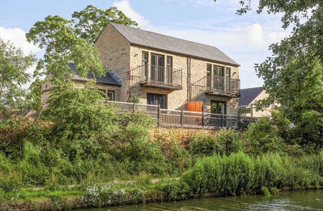 THE SWANS NEST LOCK VIEW, family friendly, with hot tub in Gargrave