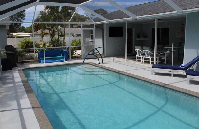 "The Sweet Spot" 3/2 Pool Home With Golf Cart in the Heart of Olde Englewood