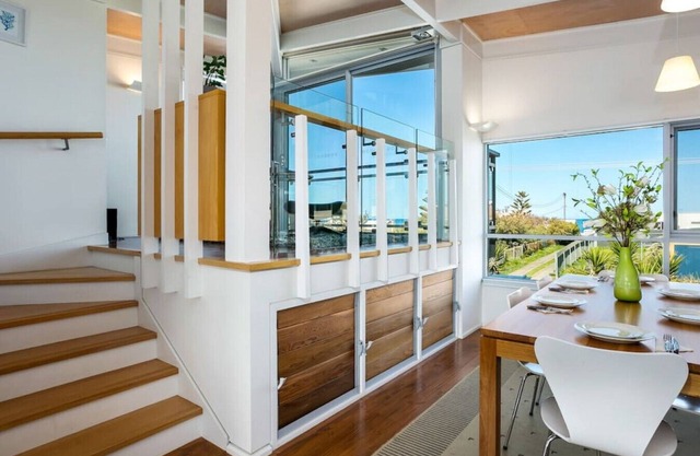 `The Tall House at Chiton Rocks` - Walk to the beach - Family friendly - Wifi