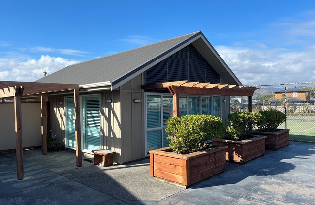 THE TENNIS PAVILION @ Longshore: Small bach; big facilities! Pool, spa, tennis