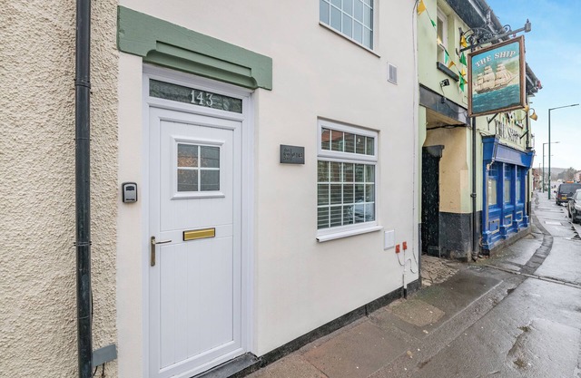 The Tipsy Bee at 143.