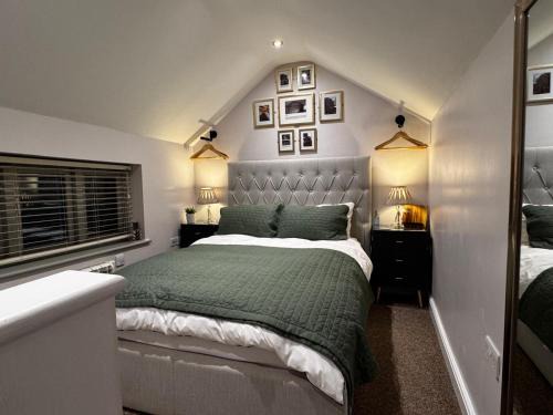 The Tower, 1 bed 1850's Tiny House