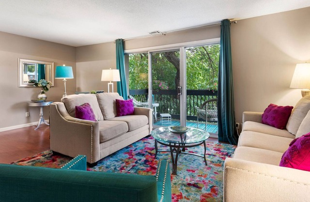 The Traveler - Walkable Westport Condo + Parking