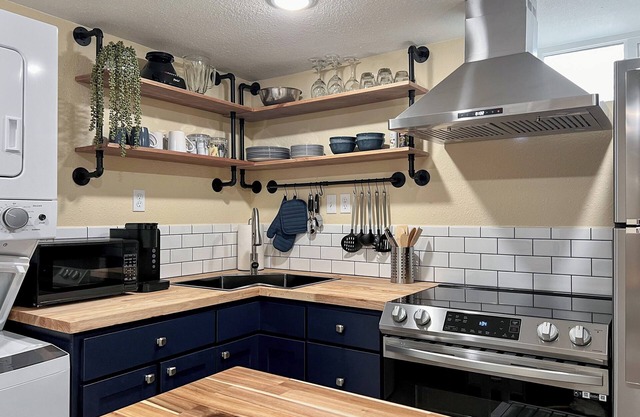 The Travelers Hideaway: King & Queen, Pet-friendly!