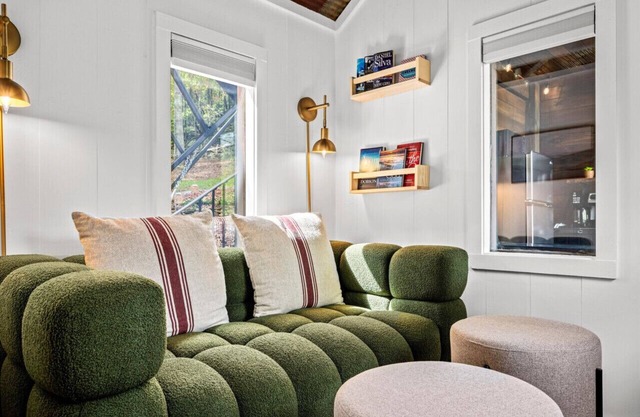 The Tree Spa, Tiny Cabin w/Hot Tub in the trees