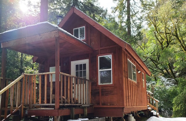 "The Treehouse" Cabin on 275 acres with Private Hiking Trails, Wineries nearby.