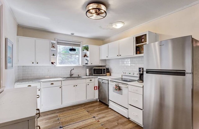 The Tropic - Close to Downtown and Beaches, Fire Pit, Pet Friendly