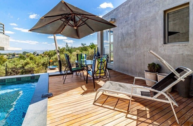 The ultimate venue to relax & enjoy the views close to restaurants, wine farms,