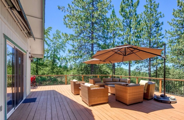 The Valley View: Pine Mountain Lake Cabin 4 Bedroom Home by RedAwning