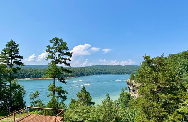 The View at GFL - Panoramic Views - Lakefront - Waterfall - Beach - Hike - Relax