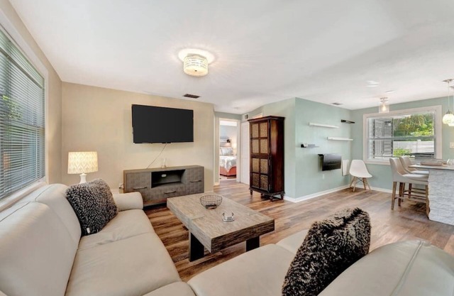 The Villas at Madeira 1, Walk 2 Beach + Johns Pass