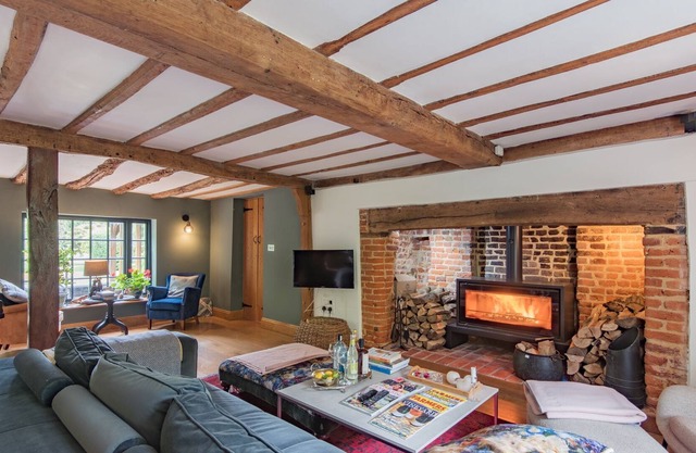 The Vineyard - farmhouse with pool that sleeps 16 guests in 5 bedrooms