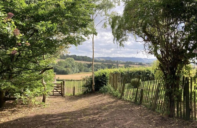 The Warm Hearth: The Hayloft, Romantic Getaway With hot tub in a Magical Dome