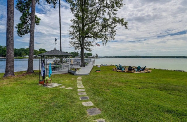 The Water’s Edge | Sleeps 8 | Incredible Views