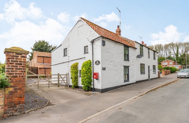 THE WHITE HOUSE, pet friendly, with hot tub in Middleton On The Wolds