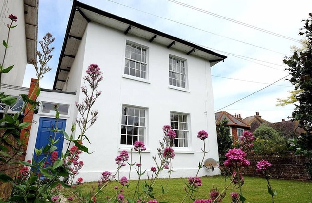 THE WHITE HOUSE, pet friendly, country holiday cottage in West Bay
