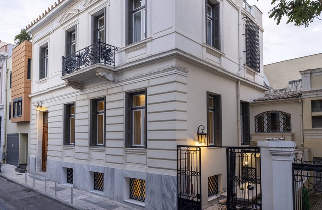 “The White House Plaka” Historical Mansion by JJ Hospitality