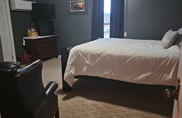 The Woods and Willow Room. 1 queen bed .cot can be added and private bathroom