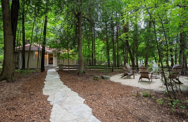 The Woods Cabin at Three Leaves – Cozy Escape Near the Lake