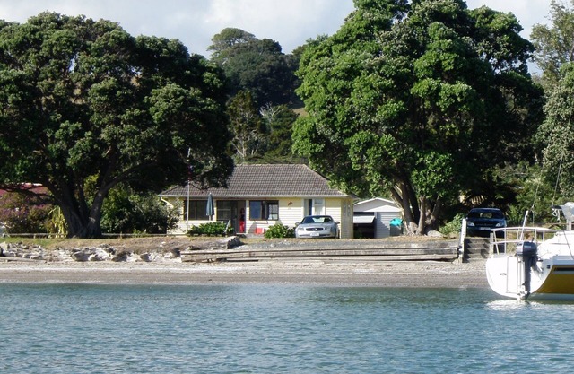 The Yellow Bach on Campbells Beach; kayaks wifi sky sport Netflix sleeps 4