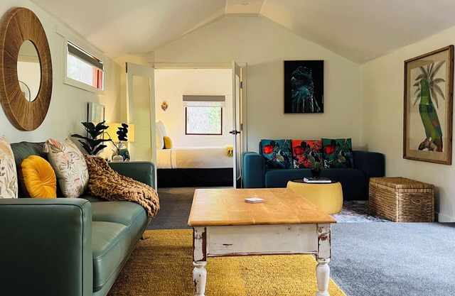 The Yellow Feather Cottage - Enchanting & Private Romantic Stay!